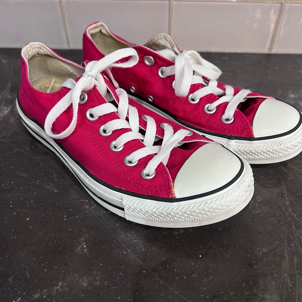 Fuchsia low top Converse women’s size 8 / men’s size 6